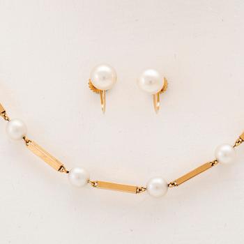 A set of 18K gold necklace and earrings with cultured pearls.
