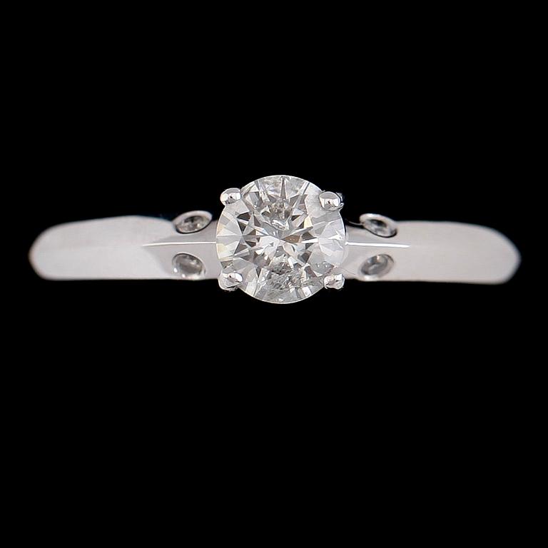 RING, 18K vitguld, solitär briljantslipad diamant ca 0.50 ct.