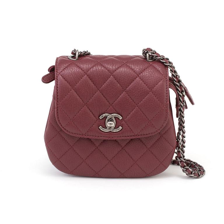 A Chanel quilted crossbody handbag with chain and leather strap.