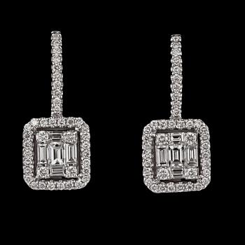 1293. A pair of brilliant cut diamond earrings, tot . 0.94 cts.