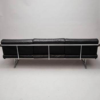 YRJÖ KUKKAPURO, SOFFA. "Experiment". Modellen formgiven 1982.