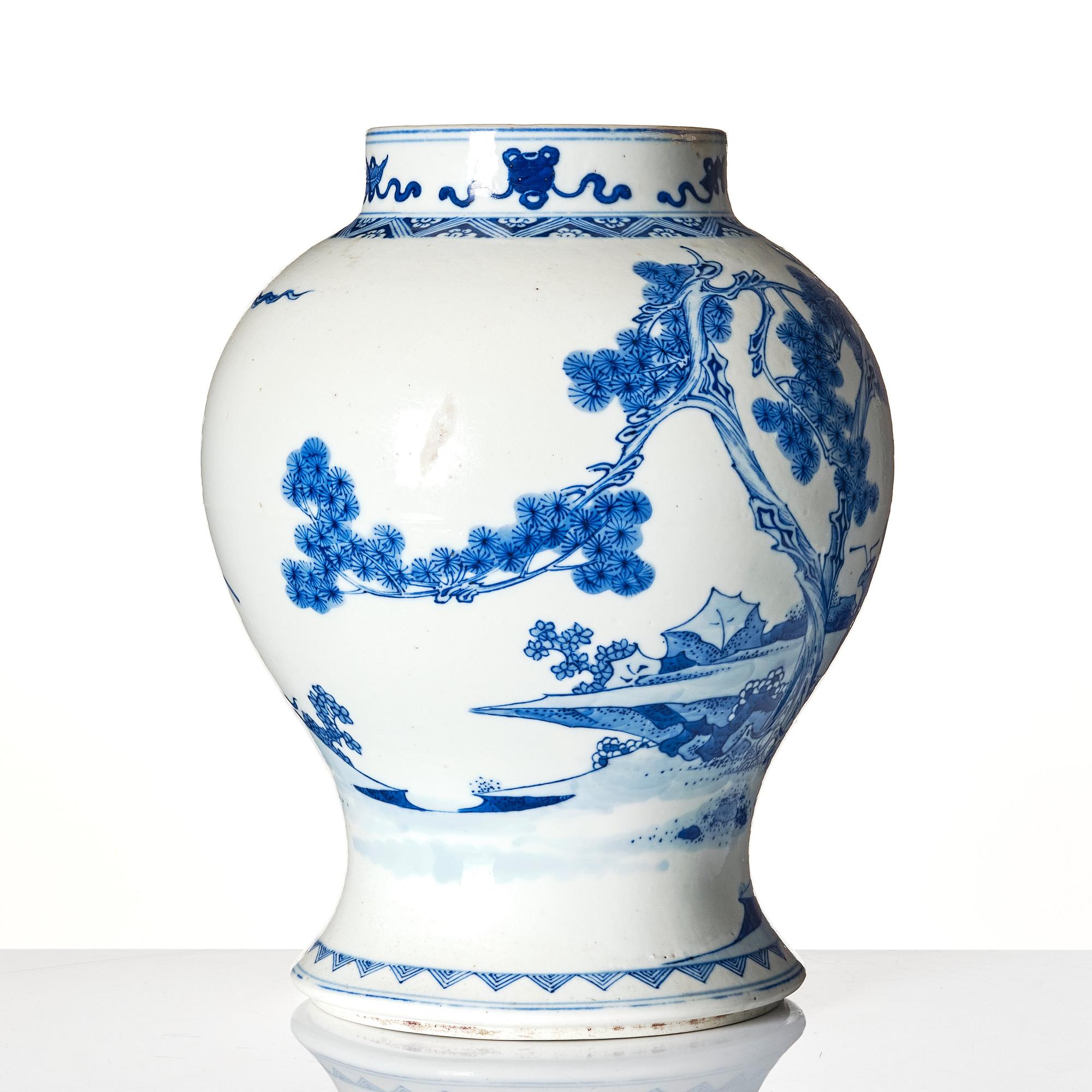 A blue and white vase, Qing dynasty, 19th Century.