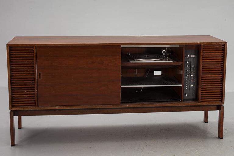 MUSIKMÖBEL med SKIVSPELARE och FÖRSTÄRKARE, Bang & Olufsen, 1960-tal.