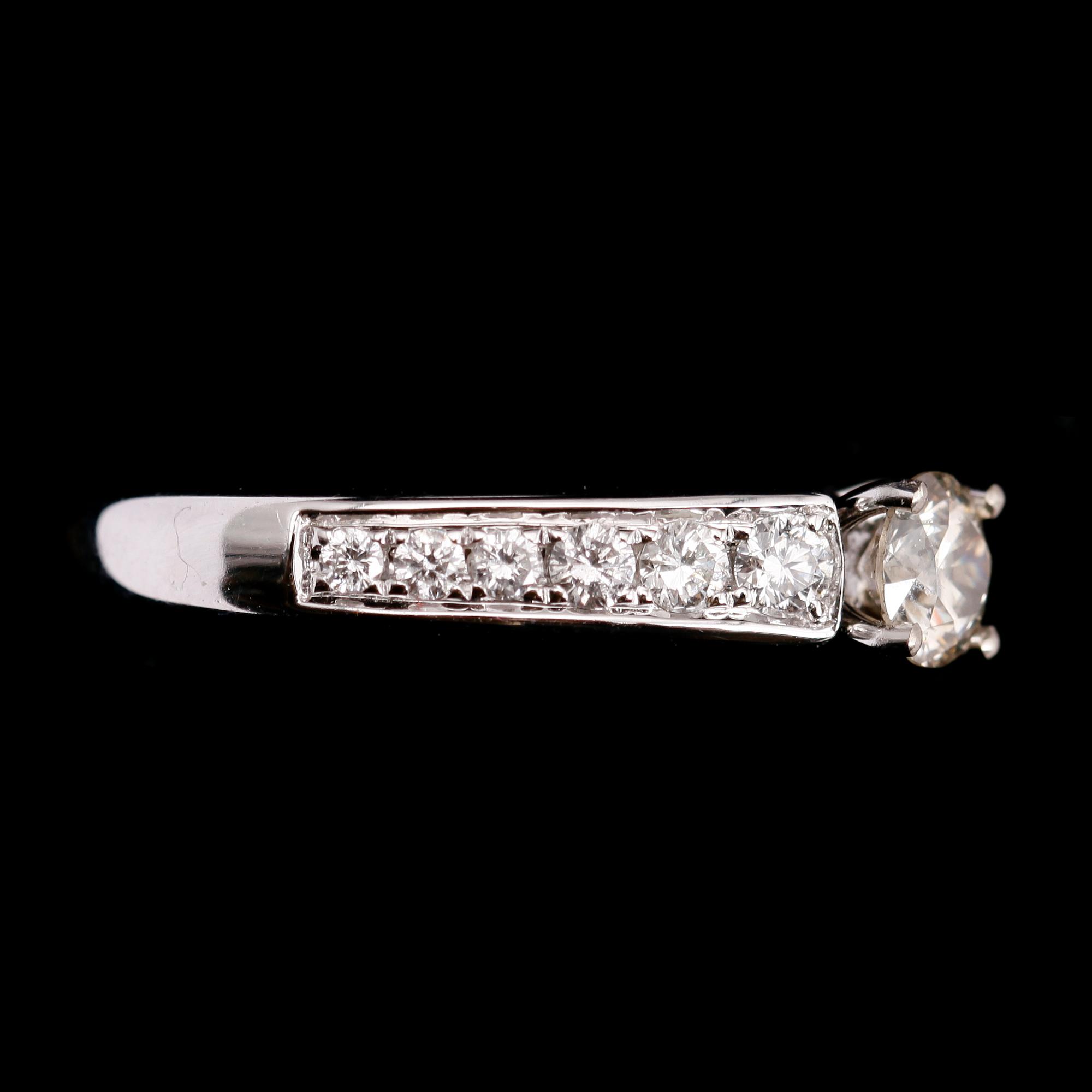RING, 14 k vitguld med briljantslipade diamanter tot ca 1.10 ct. Total vikt ca 4,1 gram.