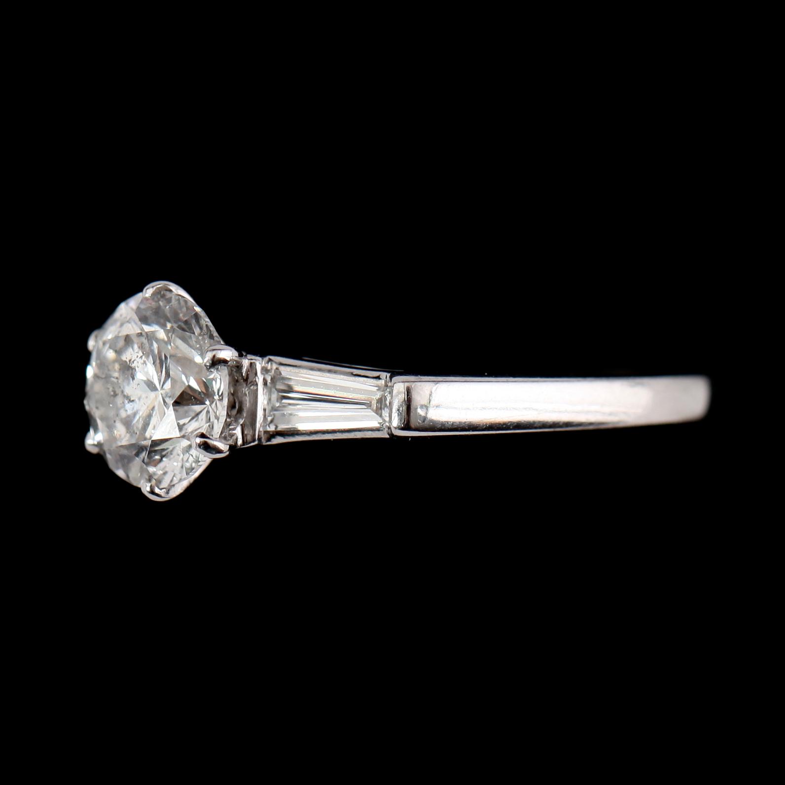 RING, 18 k vitguld, med briljantslipad diamant 1.31 ct och 2 baguetteslipade diamanter.