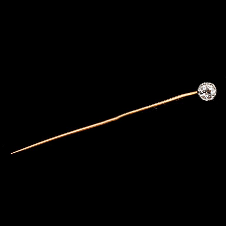 BROSCHNÅL, 18 k guld, med briljantslipad diamant.