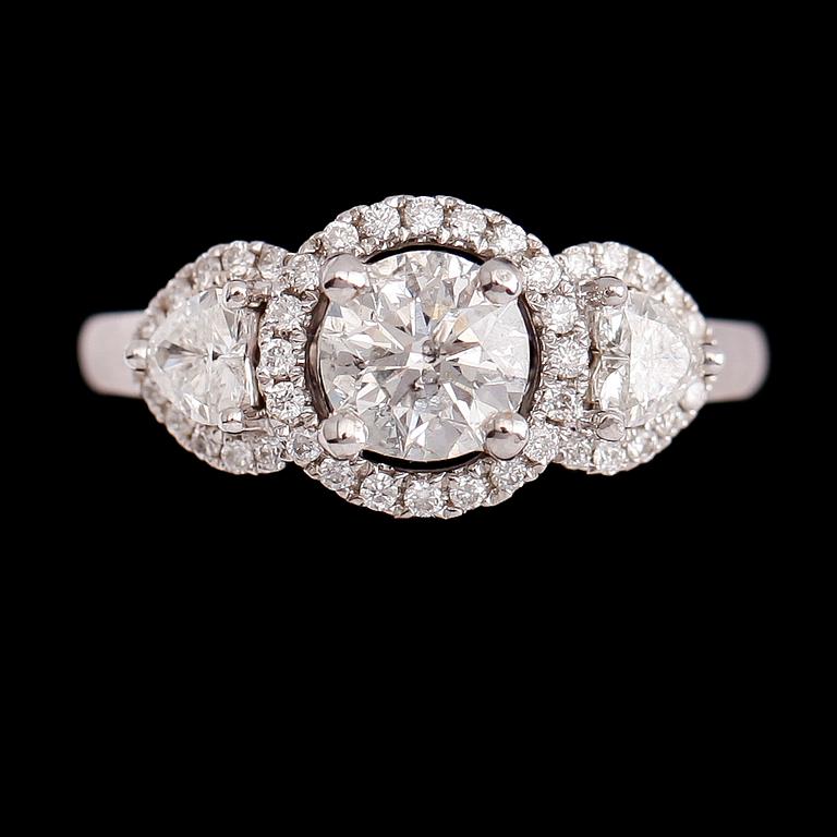 RING, 18 k vitguld, briljant- och hjärtslipade diamanter tot 1.46 ct.