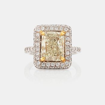 610. A 3.02 ct radiant-cut Fancy Yellow/VVS2 ring. Certificate from HRD.