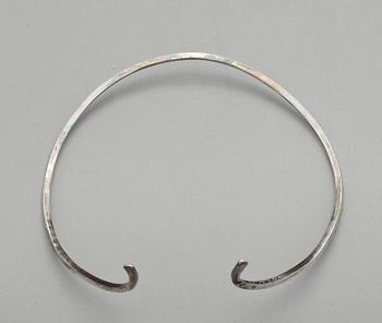 HALSBAND, silver Claes Gierta, Stockholm år 2000. Vikt 29 gr.