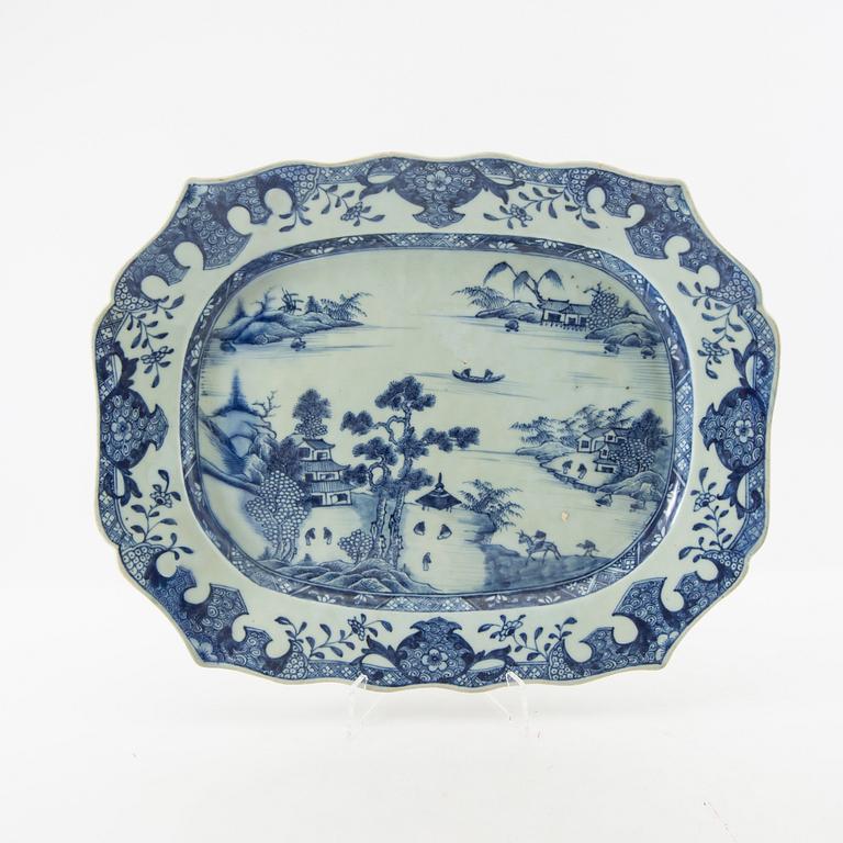 Uppläggningsfat, porslin.Kina, Qingdynastin, Qianlong (1736-95).