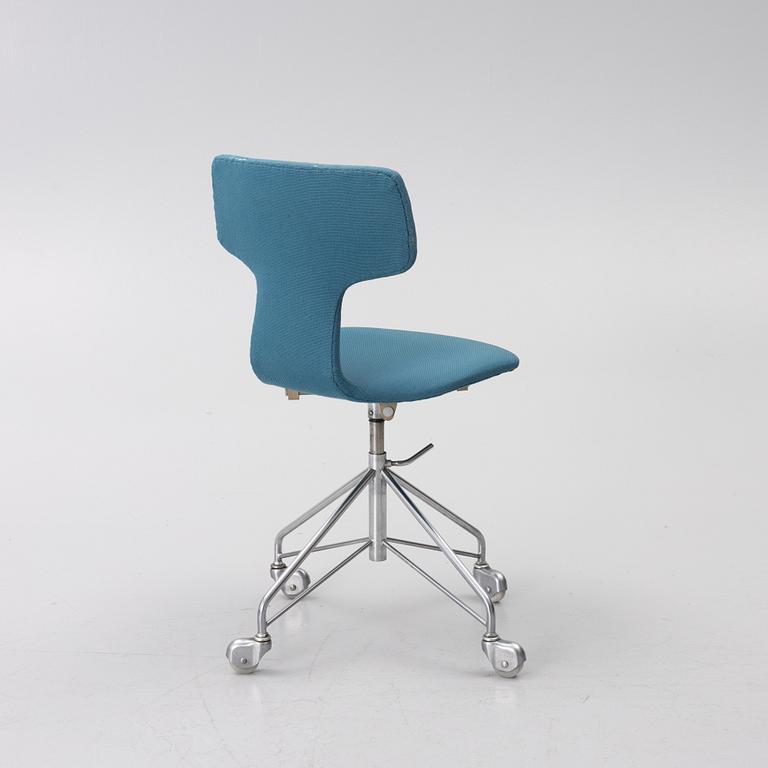 Arne Jacobsen, “T-chair”, model 3113, office chair with chromed metal and textile frame, Fritz Hansen, Denmark.