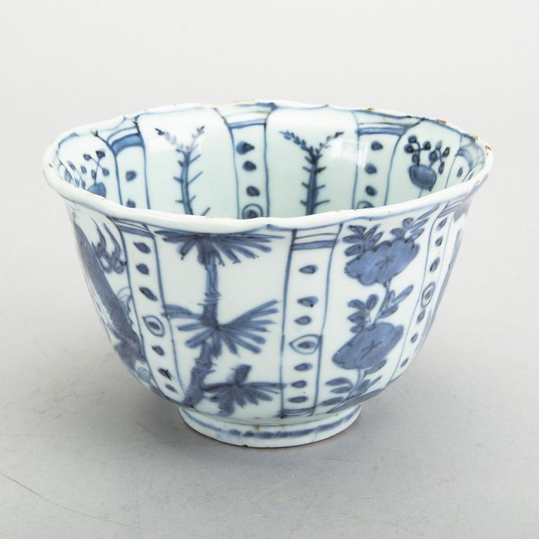 A blue and white bowl, Ming dynasty, Wanli (1572-1620).