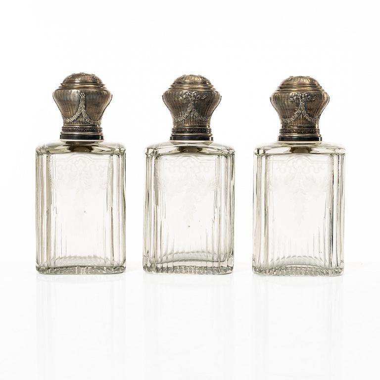Flakonger, 3 st, silver och glas, Frankrike, sent 1800-tal.