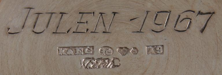 SKRIN PÅ BENSTÄLLNING samt BÄGARE, 2 st, silver, England och Sverige.