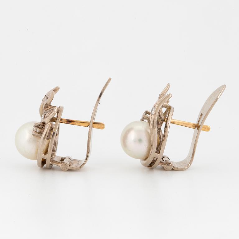 A pair of 18K gold earrings set with cultured pearls ca 7.5 mm.