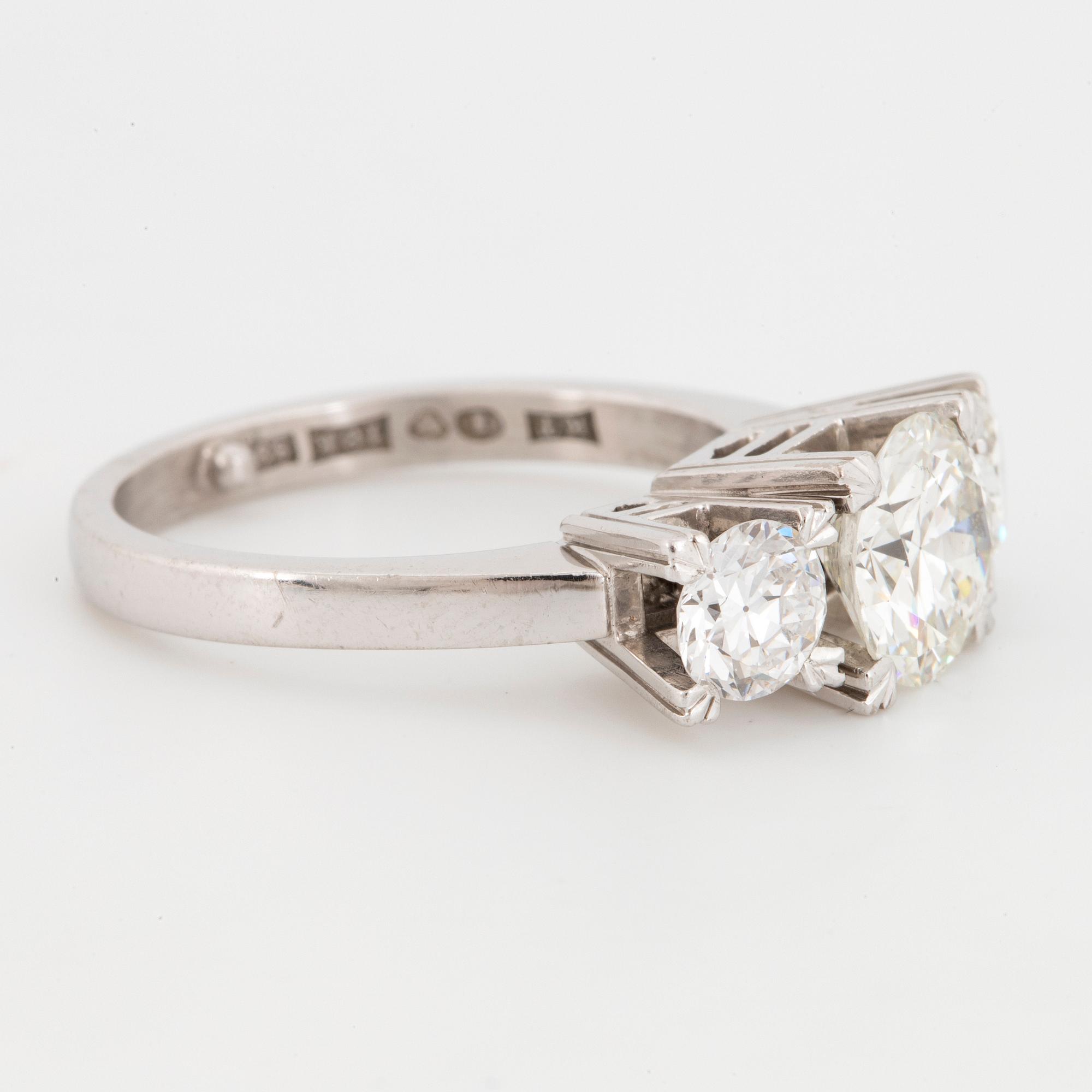 RING, trestensring 18K vitguld med briljant ca 1,55 ct samt 2 briljanter totalt ca 0,90 ct. K. Torndals.
