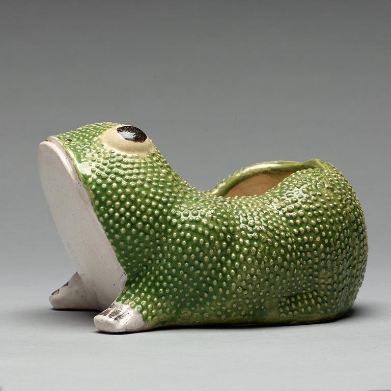 A Chinese flower pot in the shape of a frog, 20th century.