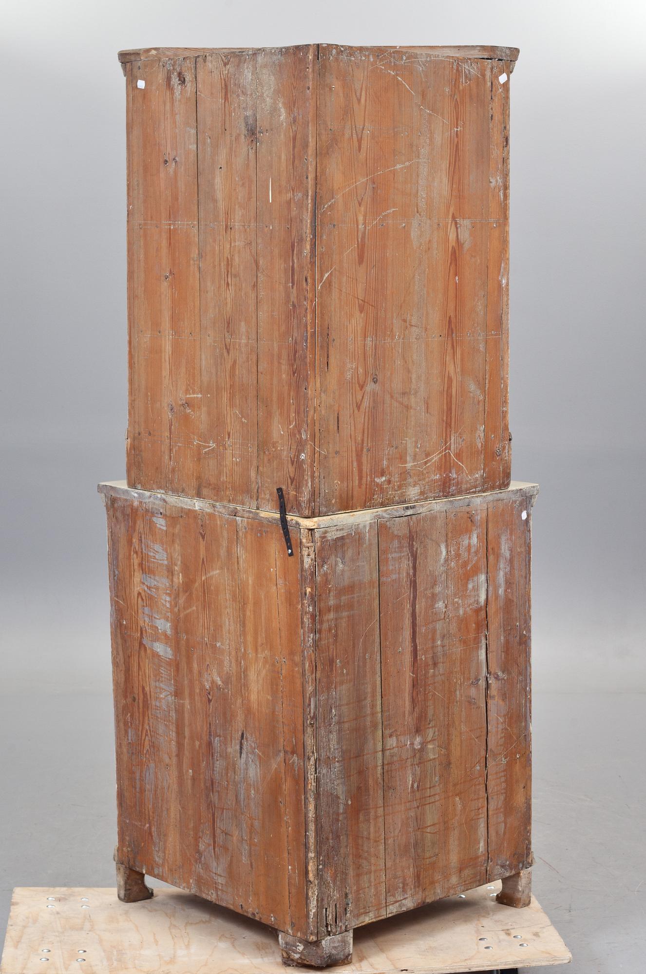 HÖRNSKÅP, allmoge. 1800-tal.