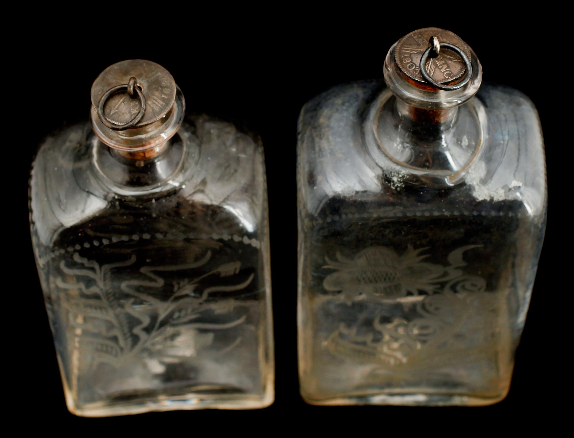 BRÄNNVINSFLASKOR, 2 st, glas, 1800-tal.