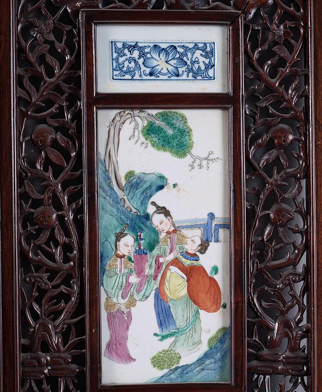 PANELER, 2 stycken, trä och porslin, Kina, 1900-talets andra hälft.