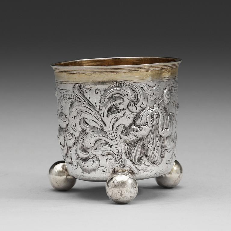 JOHAN WEFWER (verksam i Linköping 1672-1705), bägare på kulfötter, silver, barock.