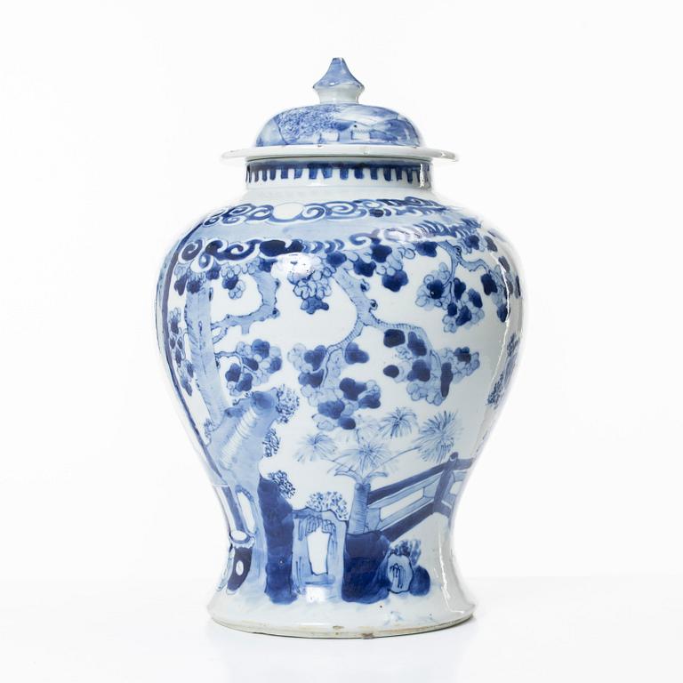 Urna med lock, porslin, Kina, Qingdynastin, 1800-tal.
