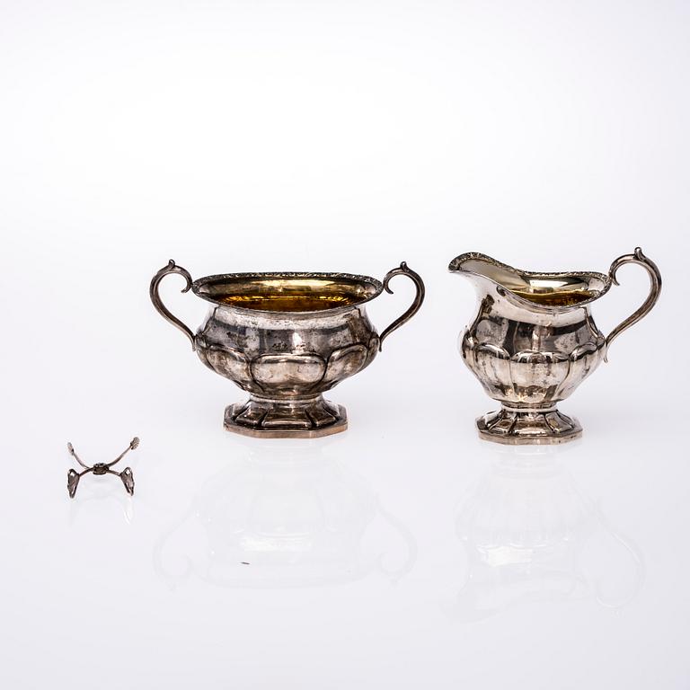 SOCKERSKÅL och GRÄDDSNÄCKA, silver, Johan Akseli Tarkiainen, Viborg 1930. SOCKERTÅNG, silver, Åbo 1953. Tot.vikt 510 g.