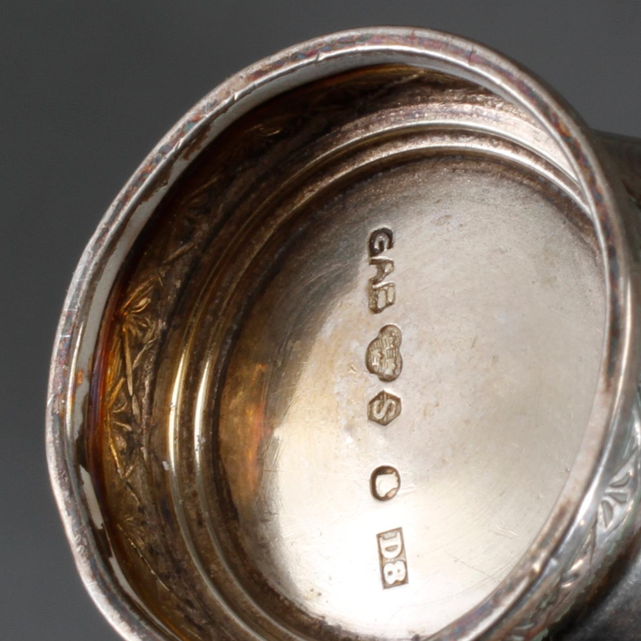 PARTI SILVER, 8 delar, mestadels England och Sverige, 1900-tal, vikt exklusive glas samt fylld del ca 300 g.