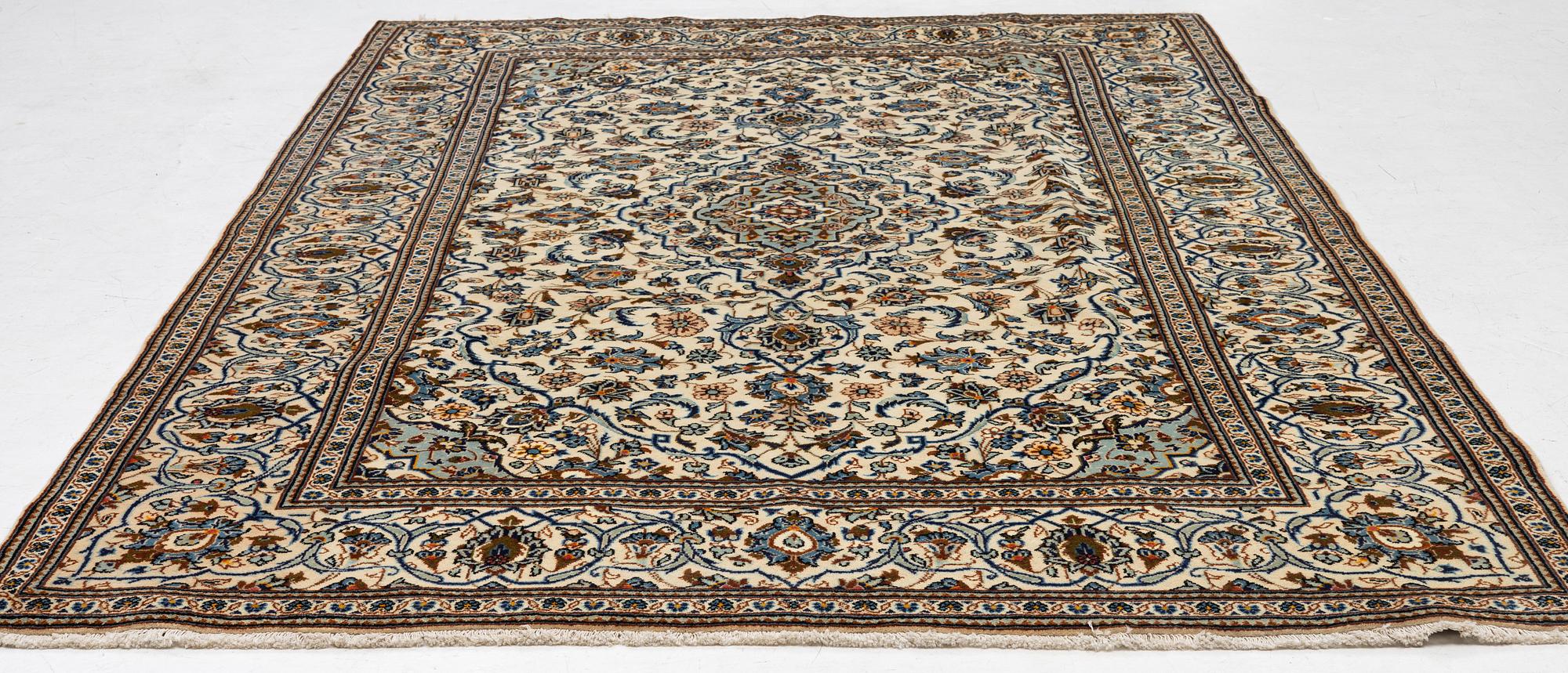 A Keshan carpet, c. 295 x 195 cm.
