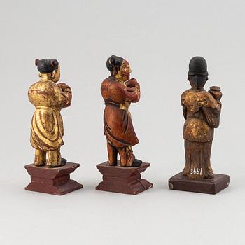 A sen of three wooden figures, late Qing dynasty, 19th Century.