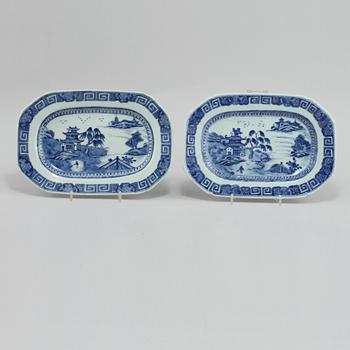 STEKFAT, 2 st, porslin, Kina, 1700-tal.
