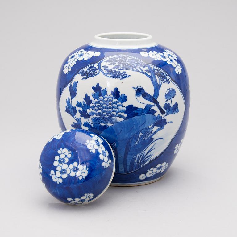 A Chinese porcelain ginger jar from the end of the 19th century.