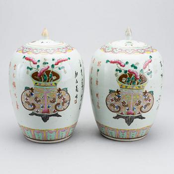 A PAIR OF CHINESE LIDED JARS, 19TH /EARLY 20TH CENTURY.