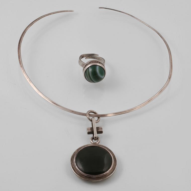 COLLIER SAMT RING, silver med cabochonslipad agat samt krysopras. Vikt 39,8 gram.