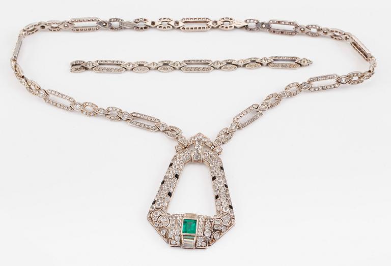 COLLIER, sterlingsilver, grön sten, vita- samt svarta stenar, 1900-talets första hälft.