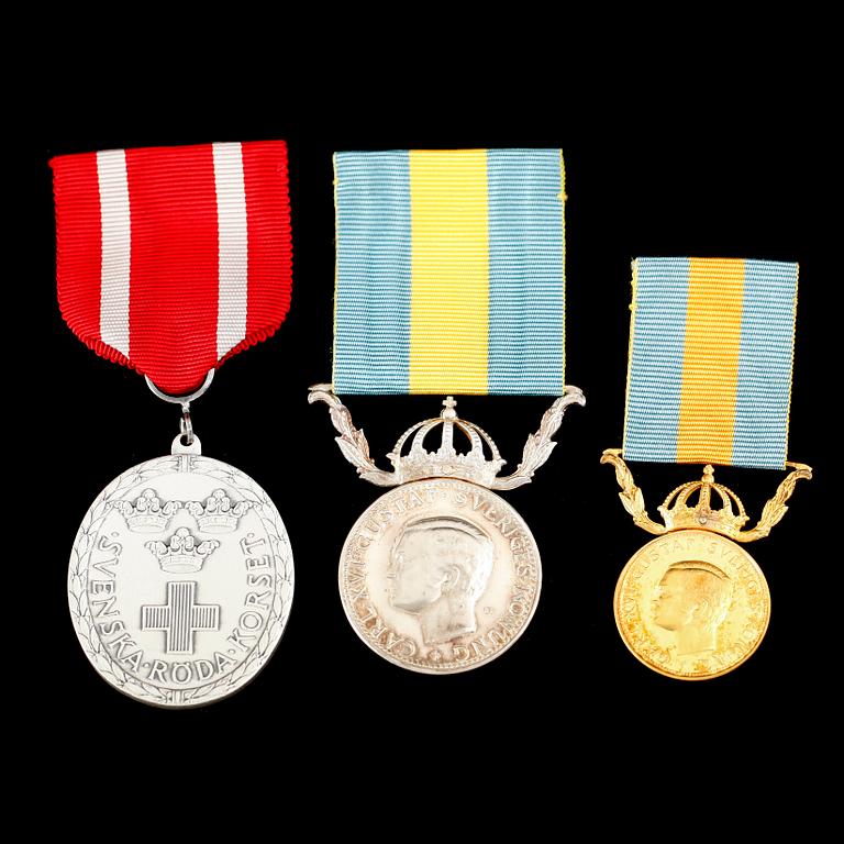 MEDALJER, 3 st, silver, varav en förgylld. Vikt ca 57 gram.