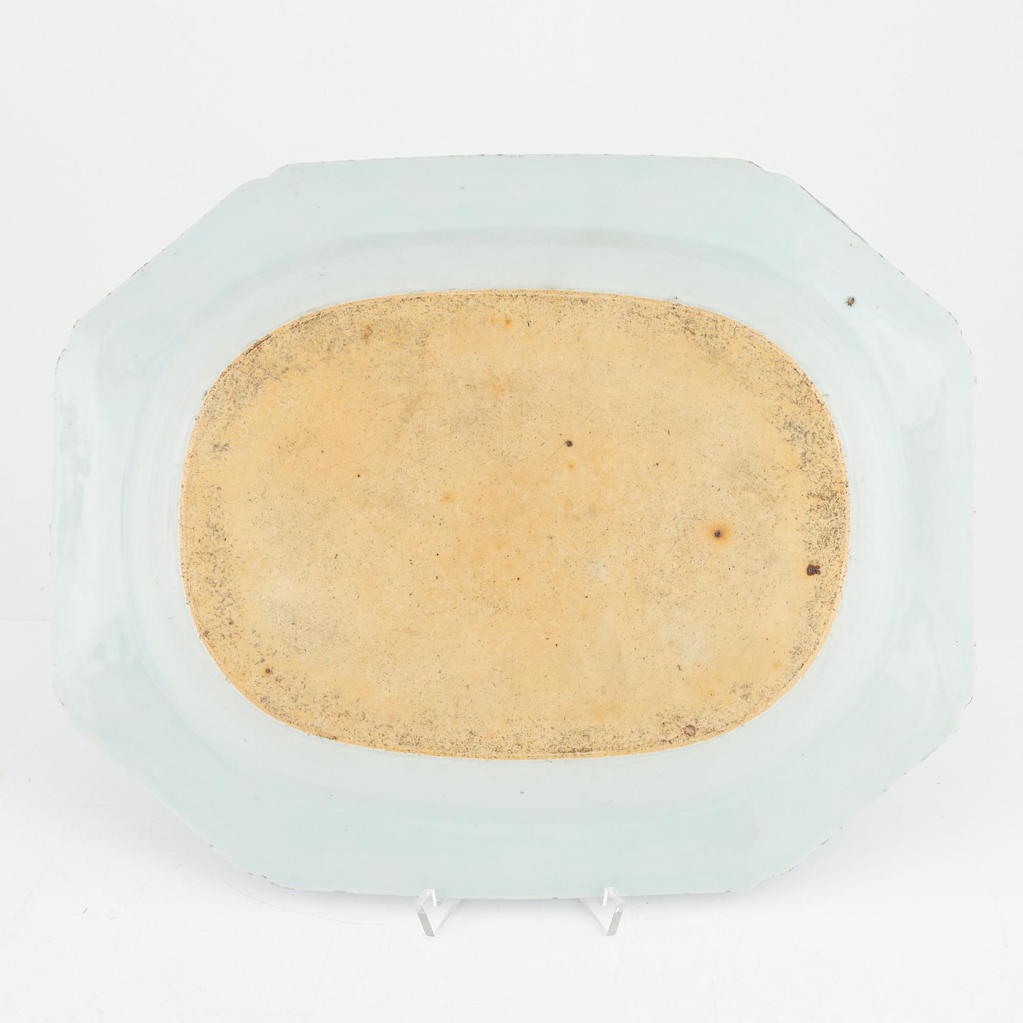Stekfat, porslin, Qianlong (1736-95) samt bojan, porslin, Kina, 1800-tal.