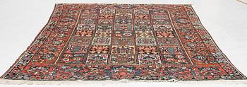 A Chahâr Mahal Bakhtiar carpet, semi-antique, c. 290 x 210 cm.