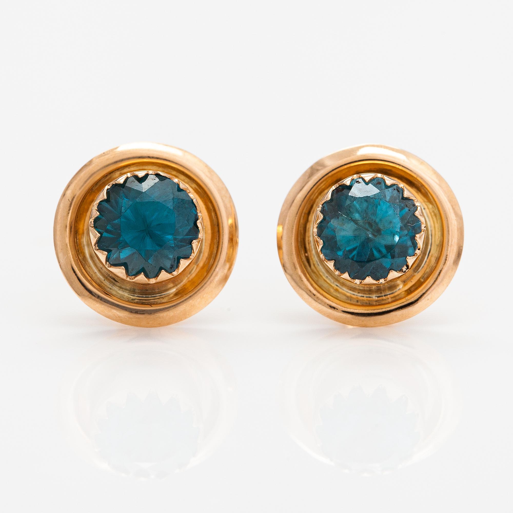 A pair of 14K gold earrings with zircones.