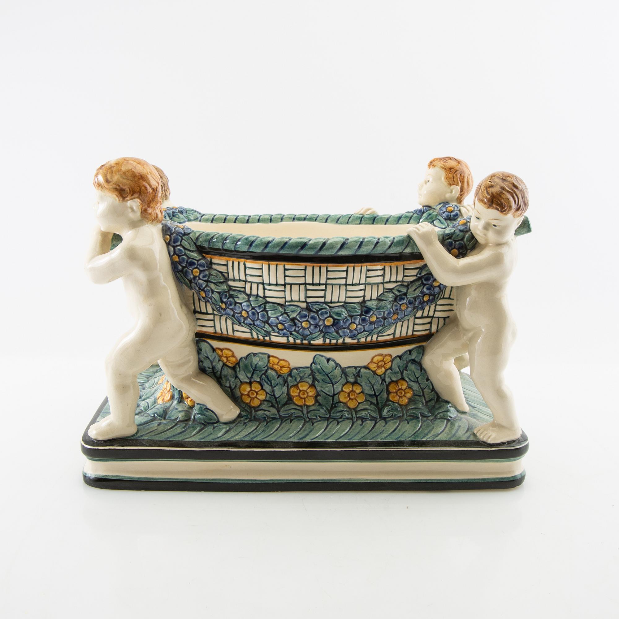 Wilhelm Süss jardinère för  Karslruhe Staatliche Majolika-Manufaktur AG 1900-talets första hälft.