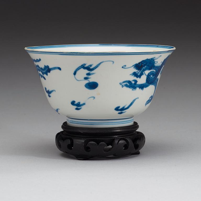 A blue and white dragibn and phoenix bowl, Qing dynasty (1662-1722).