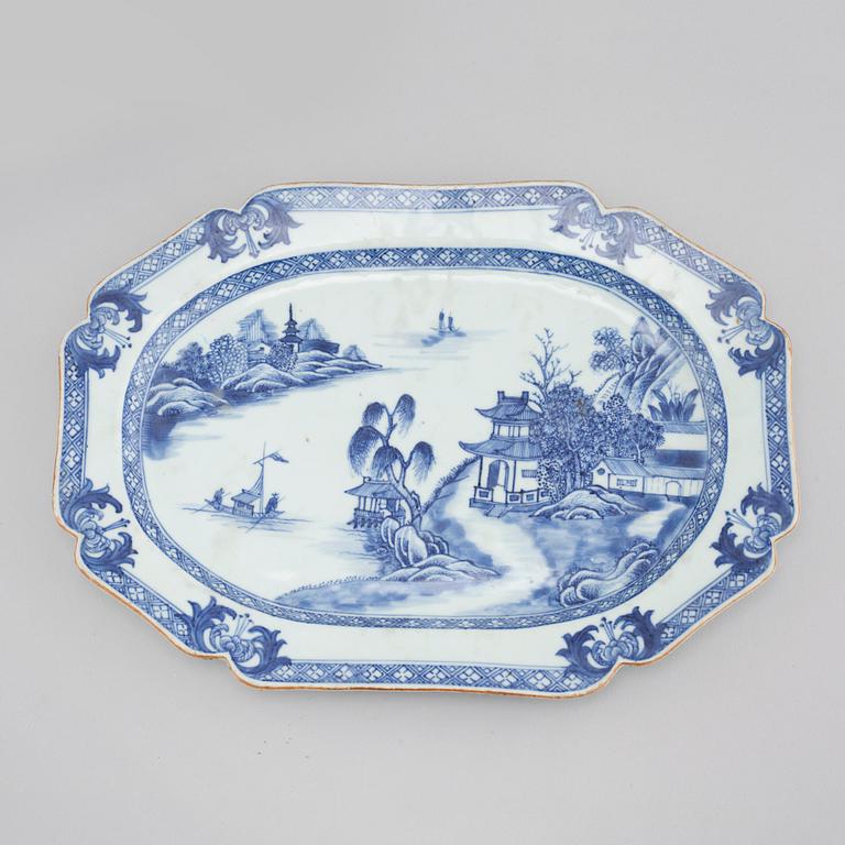 A Chinese porcelain 18th century platter and two bowls from arund the turn of the century 1900.