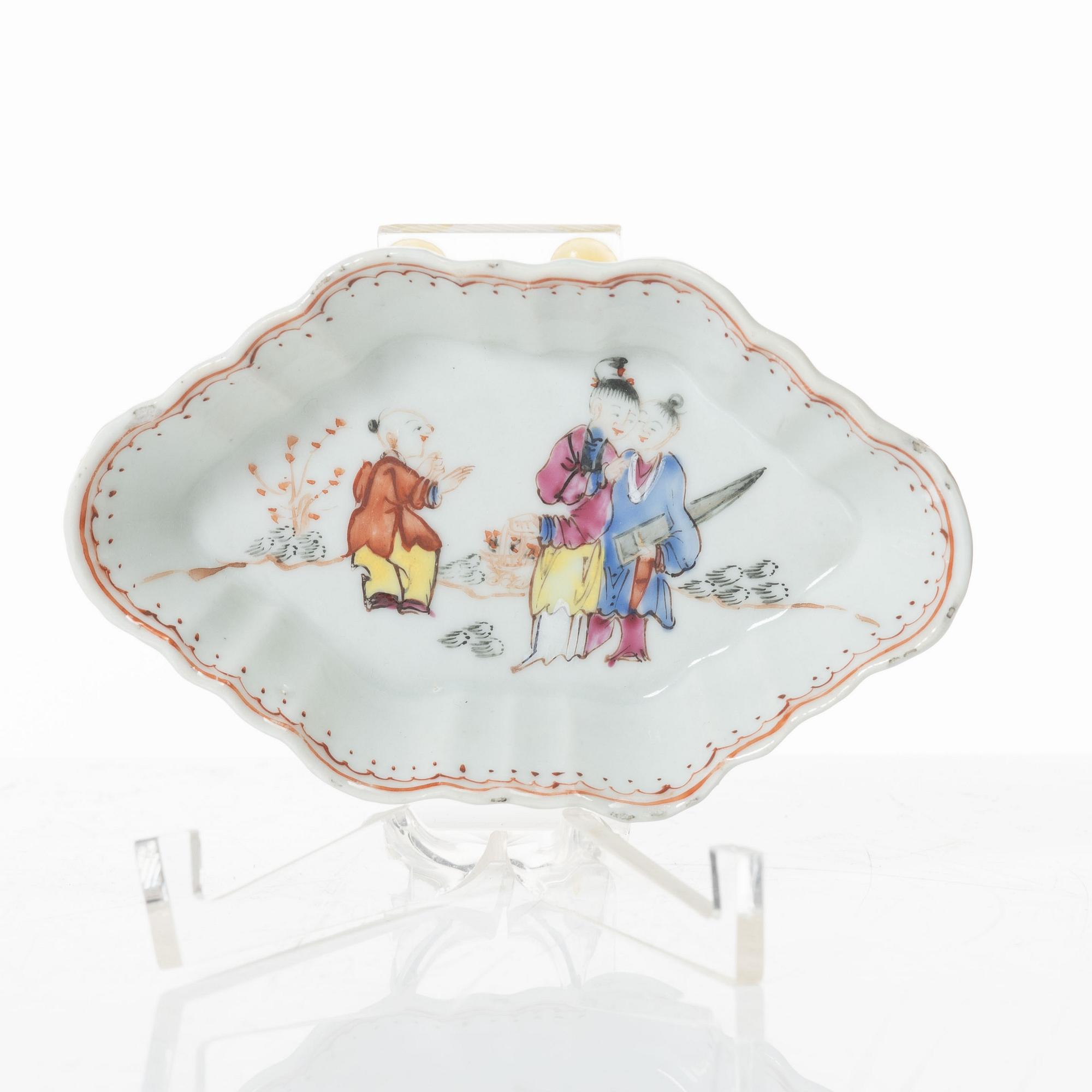 A group of three Chinese famille rose porcelain ewers and two dishes, Qing dynasty, Qianlong (1736-95).