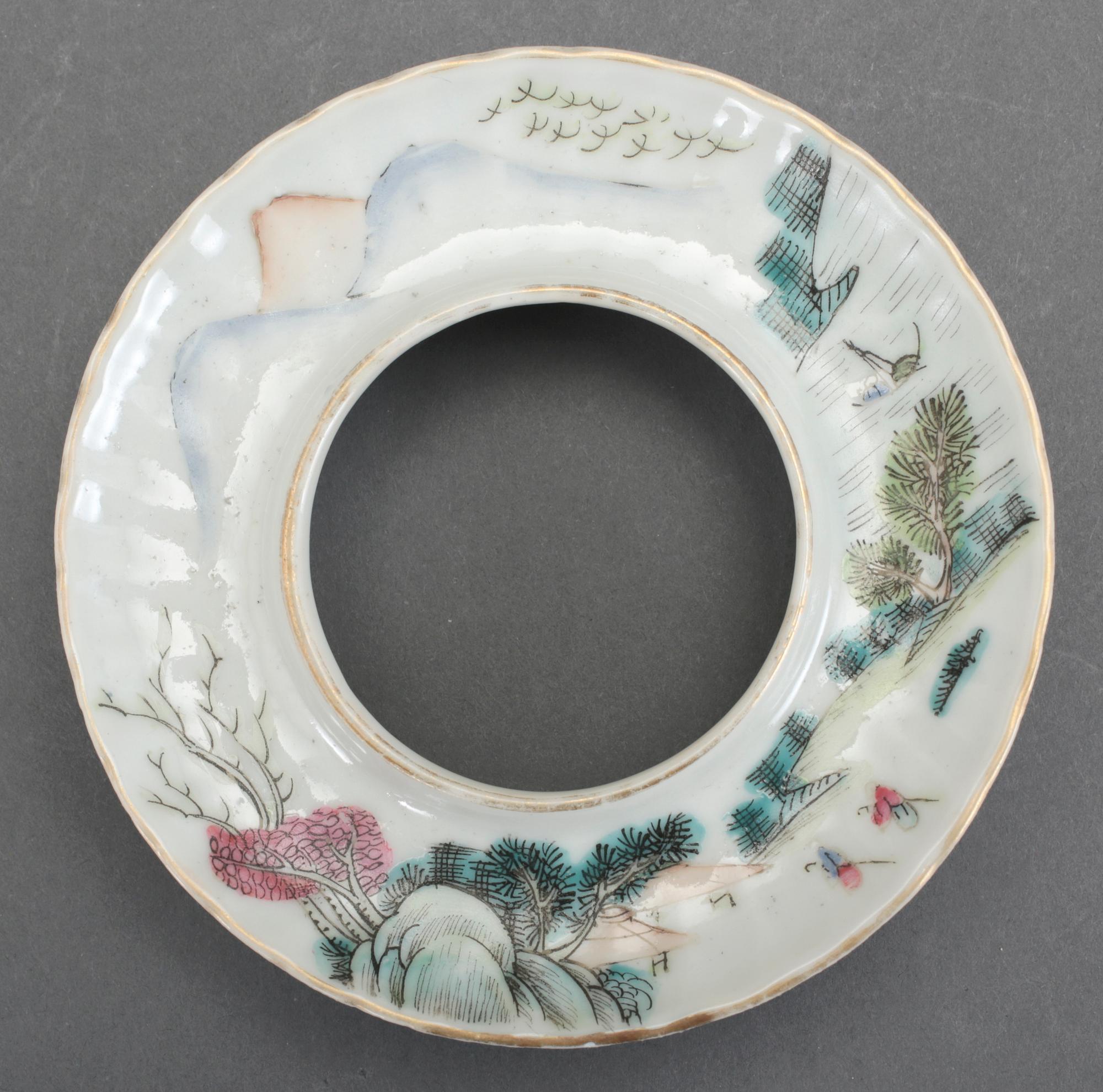 SKÅL PÅ SOCKEL, porslin, 1800-talets slut/1900-talets början.
