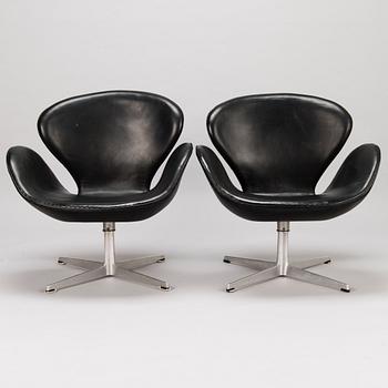 ARNE JACOBSEN, a pair of 1960s 'Swan' armchairs for Fritz Hansen.
