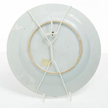 A set of three export porcelain plates and two dishes, Qing dynasty, Qianlong (1736-95).