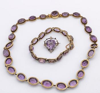 GARNITYR, förgyllt silver med ametister o orientalpärlor, collier, armband och brosch.