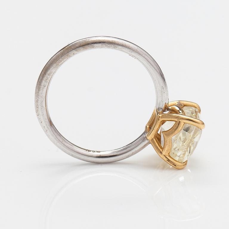 An 18K gold ring with a ca. 3.18 ct cushion cut diamond according to GIA certificate.