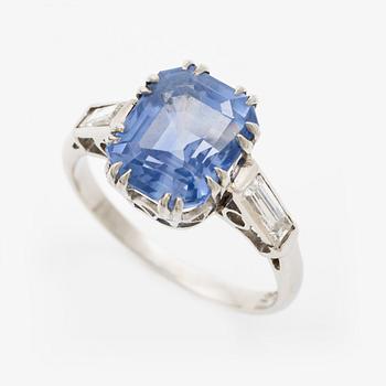 Ring platina med safir och baguetteslipade diamanter. Medföljande report GCS.