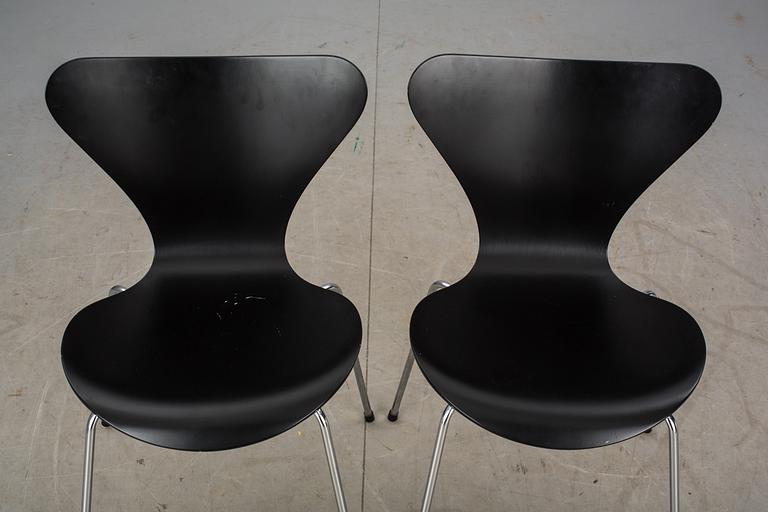 STOLAR, ett par, "Sjuan", Arne Jacobsen, Fritz Hansen, etikettmärkta 1995.